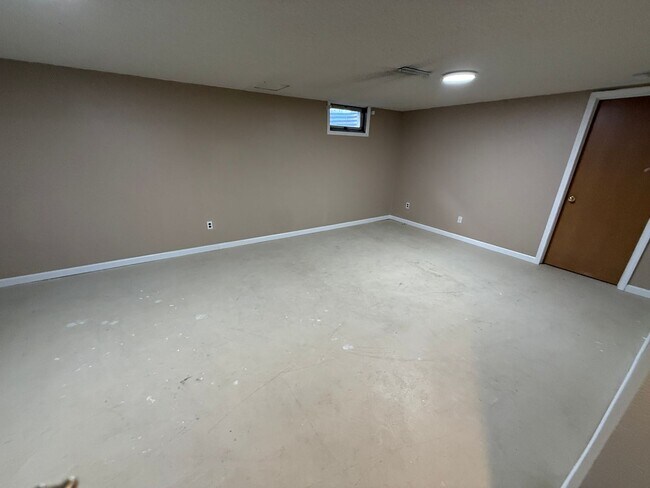 Building Photo - Welcome to this charming 3-bedroom, 2-bathroom home located in the heart of East Grand Forks, MN.