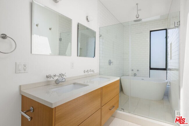 Building Photo - 1411 Roca Ln