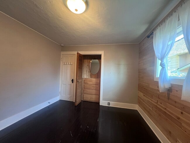Building Photo - Cute 2BR 1 BA home in Bremerton near PSNS