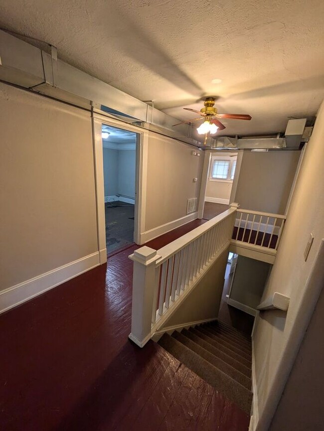 Building Photo - 2BD/1BA Second Floor Unit in Hickory