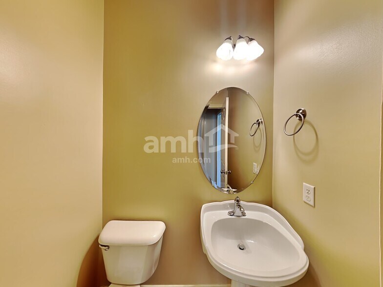 Building Photo - 347 Titans Cir