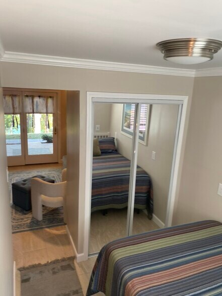 Building Photo - 2109 Pine Tree Dr