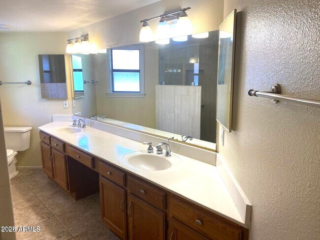 Building Photo - 12421 S Oneida Ct