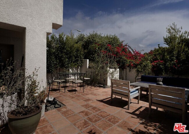 Building Photo - 6435 Zumirez Dr