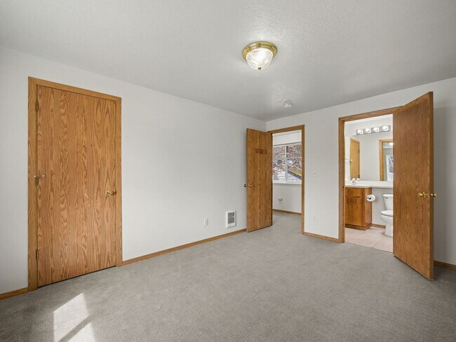 Building Photo - NAVAB02