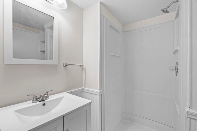 Building Photo - Gorgeous 3 Bedroom, 2 Bath Split-level home in Brentwood - High-end Renovation, Pet Friendly!
