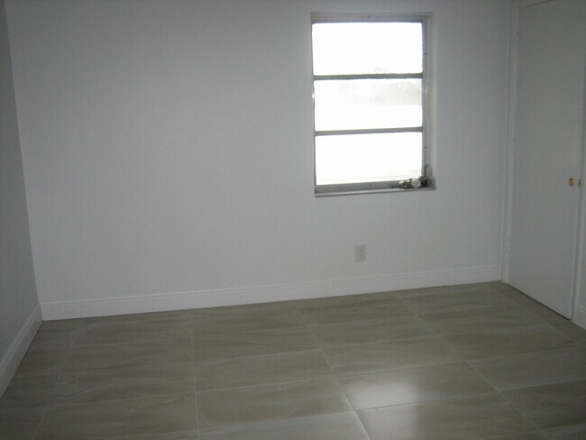 Building Photo - 960 Crystal Lake Dr