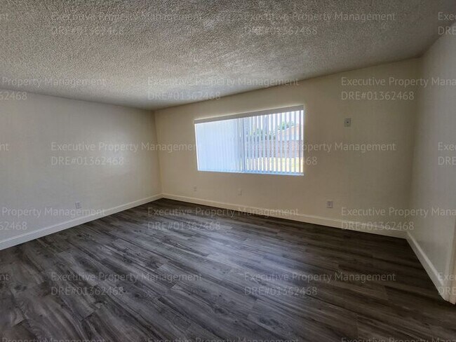 Building Photo - 3 bedroom/ 2 bathroom home located near th...
