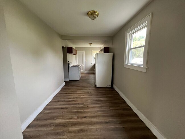 Building Photo - 2 bedroom / 1 bathroom Home with detached ...