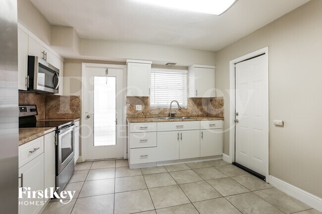 Building Photo - 2720 SW 18th St