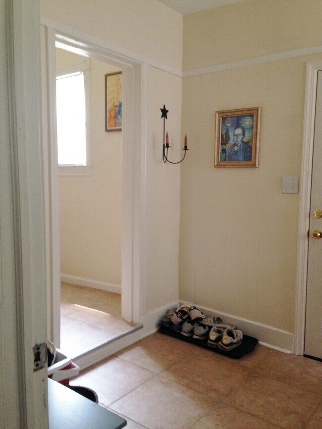 Building Photo - Fantastic Apartment in Great Neighborhood. Recently Renovated! Hardwood Floors! Private Driveway!