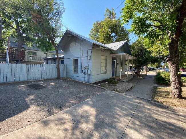 Building Photo - Charming & Updated 3 BR / 2 BA House Downtown & Walking Distance to the University of TX / Wood F...