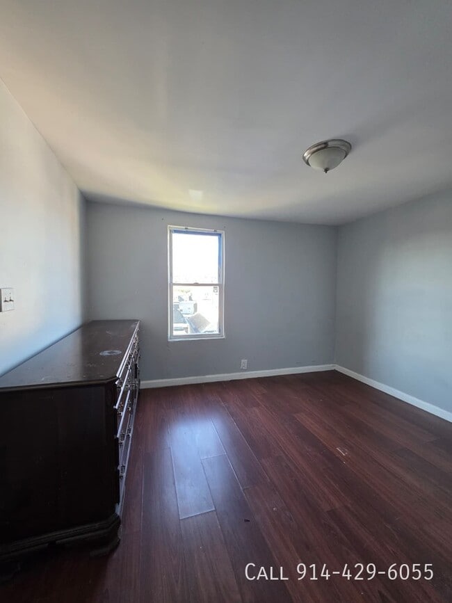 Building Photo - 151 Linden St