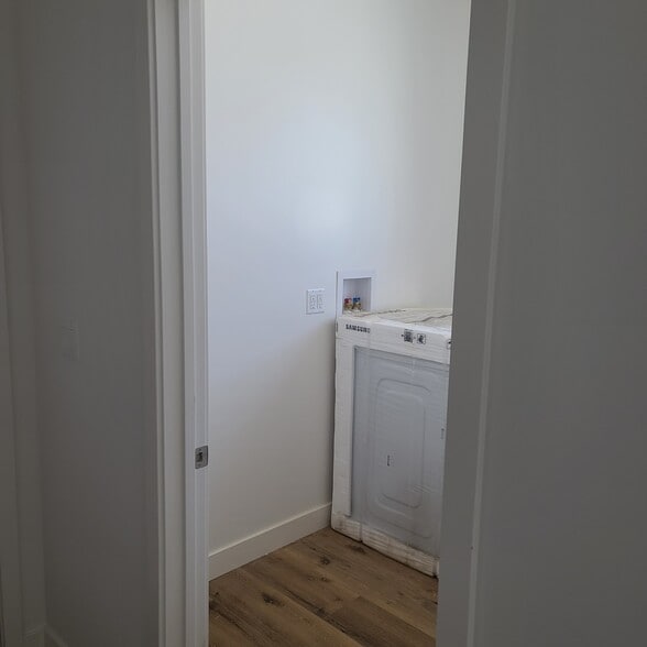 Washer and Dryer Room - 13826 Bessemer St