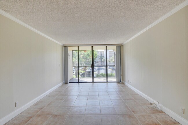 Building Photo - 16 Royal Palm Way