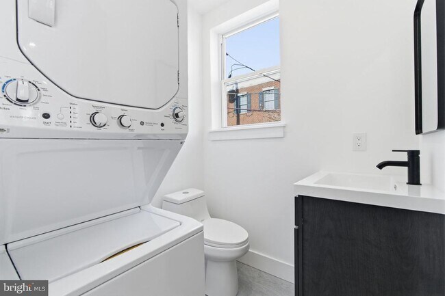 Building Photo - 2724 E Somerset St