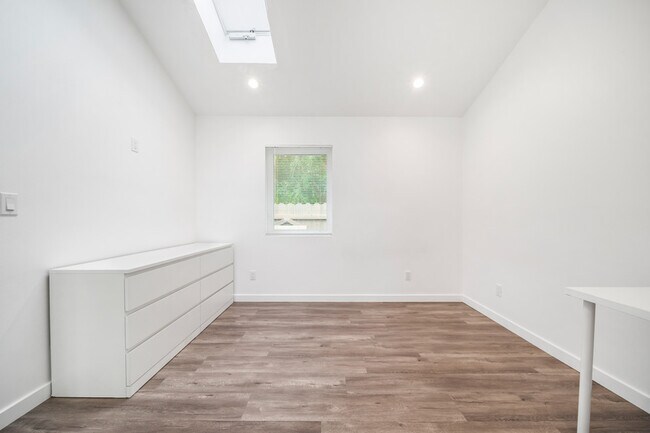 Building Photo - 420 N Batavia St