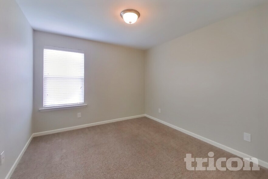 Building Photo - 1031 Solomon Ln