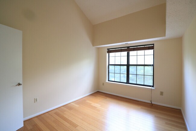 Building Photo - Top Floor 2/1.5 2 level Condo w/ Garage pa...