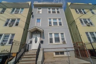 Building Photo - 422 Woodside Ave