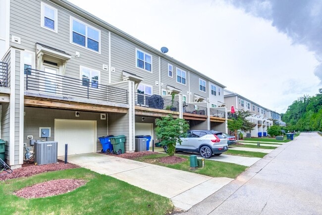 Building Photo - Townhome minutes from Lenovo Center: Available September 10th