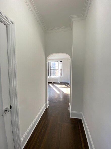 Building Photo - 166 W 72nd St