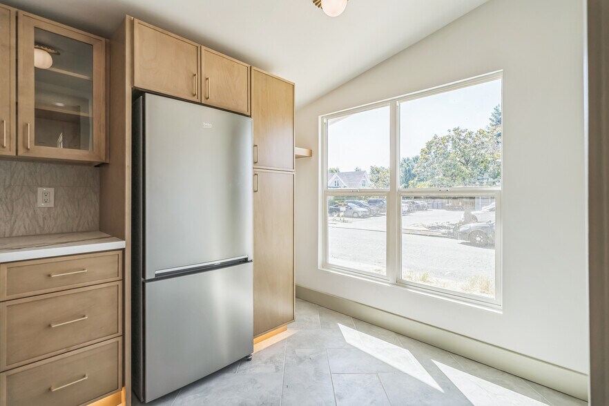 Building Photo - 937 Las Juntas St
