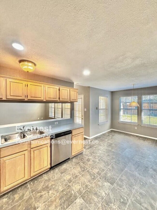 Building Photo - Spacious 3-Bedroom Home with Fenced Yard a...