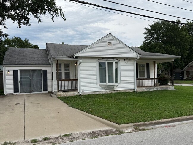 Building Photo - Charming 2 bedroom 1 bath home on large corner lot in desirable part of Springfield