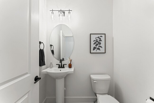 Building Photo - 3 bedroom 3 1/2 bath townhome with 2 car garage in Madison, gated community, Close to I-65/Riverg...