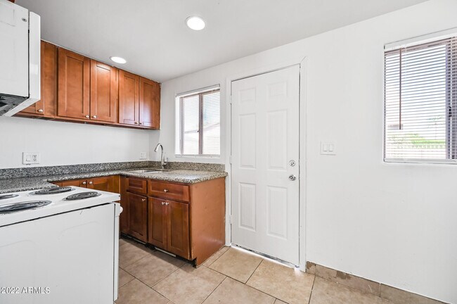 Building Photo - 1860 W Glenrosa Ave