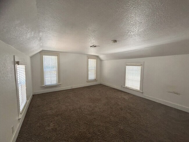 Building Photo - Charming 2 Bedroom 1 Bath Close to Downtown