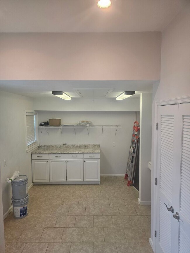 Building Photo - 1068 Sharon Dr