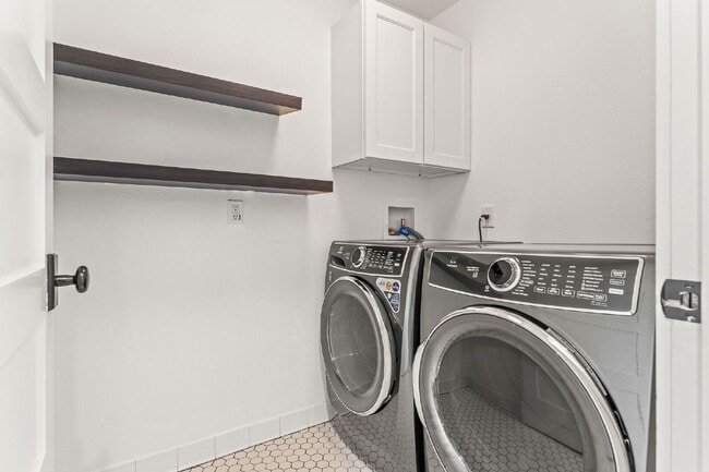 Building Photo - Experience Elegance and Comfort: Spacious ...