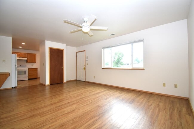 Building Photo - 3BD, 1BA Top Floor Unit