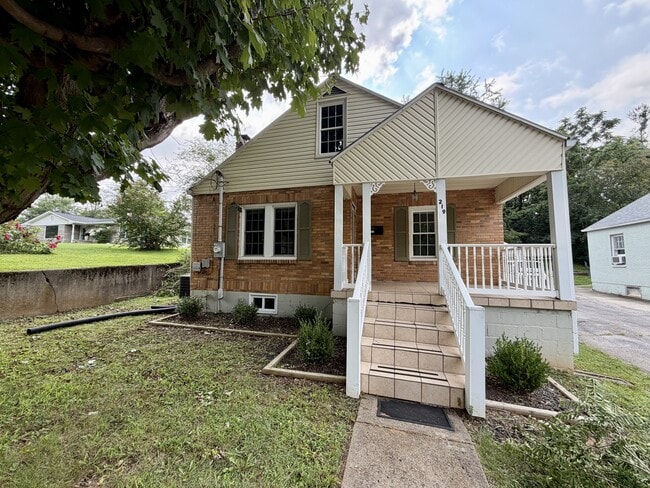 Building Photo - 219 Bourne Ave
