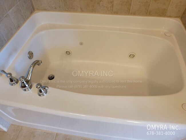 Building Photo - Luxurious 3 Bedroom Townhouse in Atlanta!