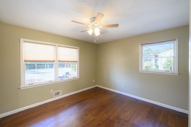 Building Photo - Updated 5BR Home in Morrow with New Carpet and Spacious Yard