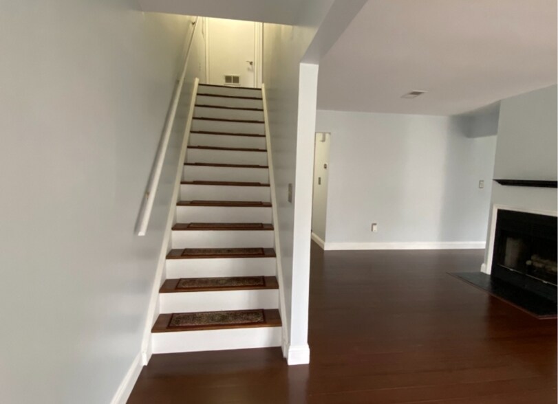 Building Photo - 2605 Hemlock Pl