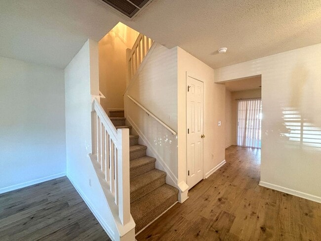 Building Photo - Available now. Great 2 BR/2.5 BA Townhome in Oak Bluff!