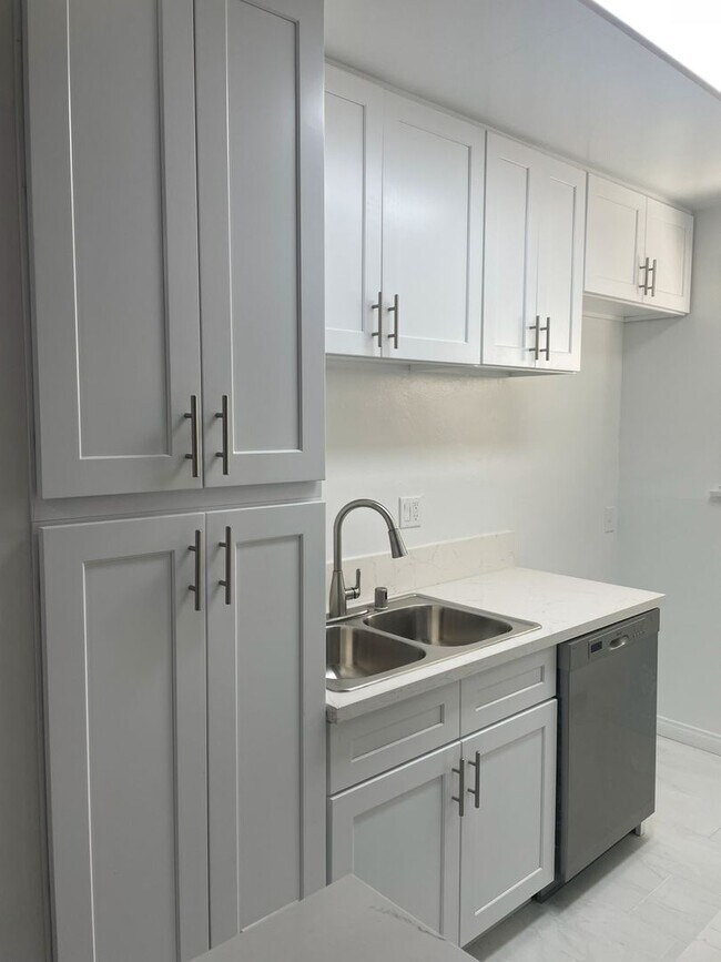 Interior Photo - 232-6 S. Harvard Blvd