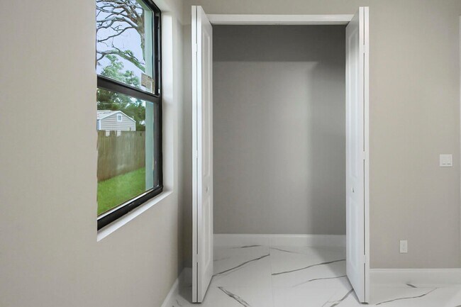 Building Photo - 1143 SW Estaugh Ave