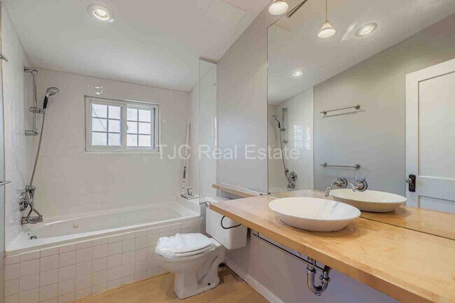 Building Photo - 769 Monroe St