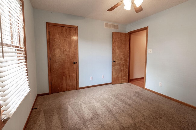 Building Photo - 1302 Look Out Ct