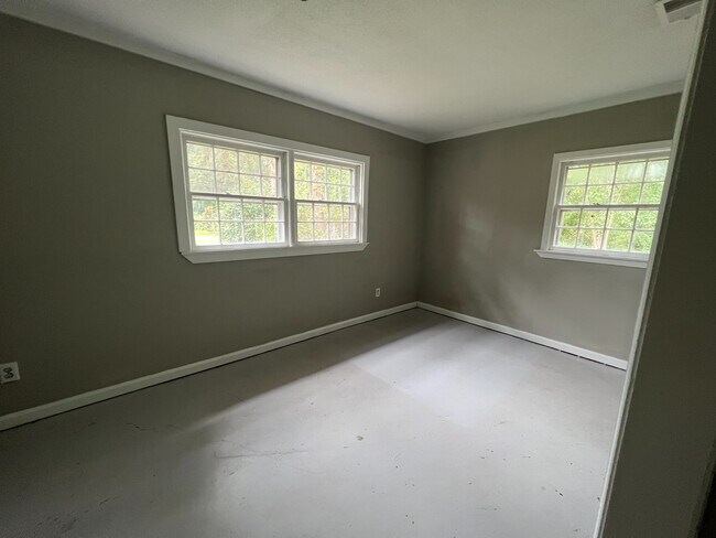 Building Photo - Room in House on Pinedale Dr