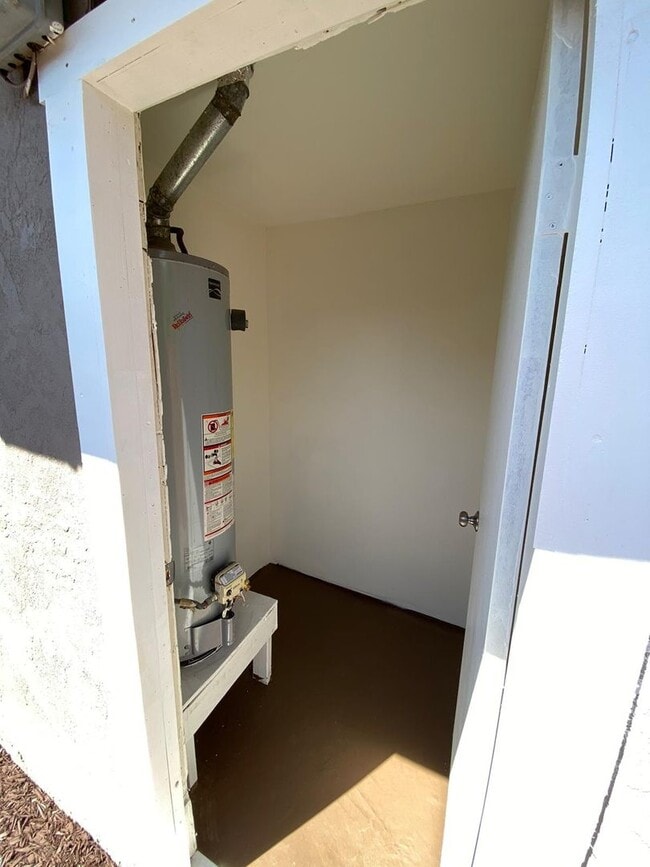 Building Photo - 3 Bedroom 1 Full Bath Remodeled Twin-Home