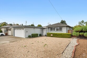 Building Photo - Charming three bed room home offering comf...