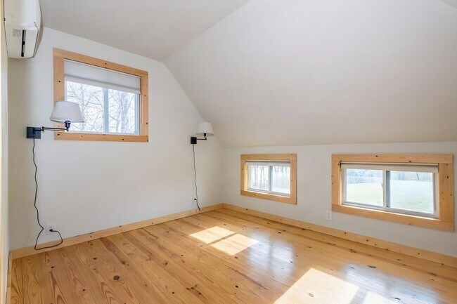 Building Photo - 217 Blue Moon Ln