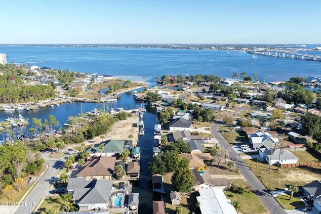 Building Photo - 205 Sunset Ln