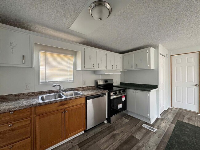 Building Photo - 16206 Wood Dr